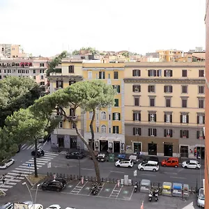 https://re-di-roma-charme-apartment.it-romehotels.com